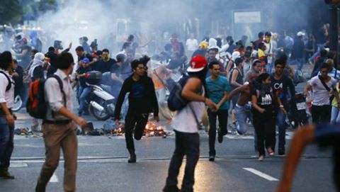 اشتباكات في فنزويلا بين الأمن ومحتجين مناهضين لمادورو