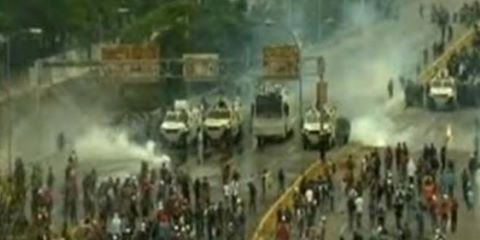 اشتباكات عنيفة بين المواطنين والشرطة فى فنزويلا