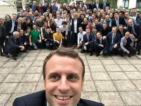 سيلفي لرئيس فرنسا الشاب مع طاقمه الرئاسي بقصر الاليزيه