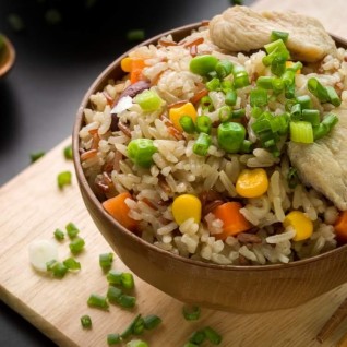 طريقة عمل ارز مقلي بالدجاج والخضار من الشيف غادة عاطف