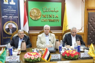 وزير التعليم العالي يعقد اجتماعًا مع مجلس جامعة المنيا