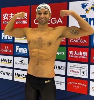 وزير الرياضة يهنىء مروان القماش بعد فوزه ببطولة العالم للسباحة بكندا