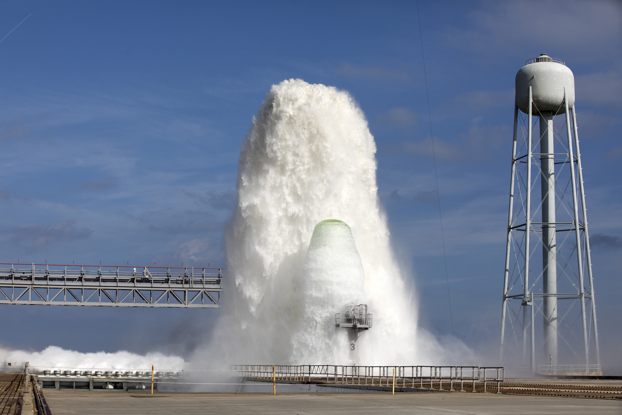ناسا تعلن اطلاق 1.7 مليون لتر ماء لتبريد منصة إطلاق صاروخ