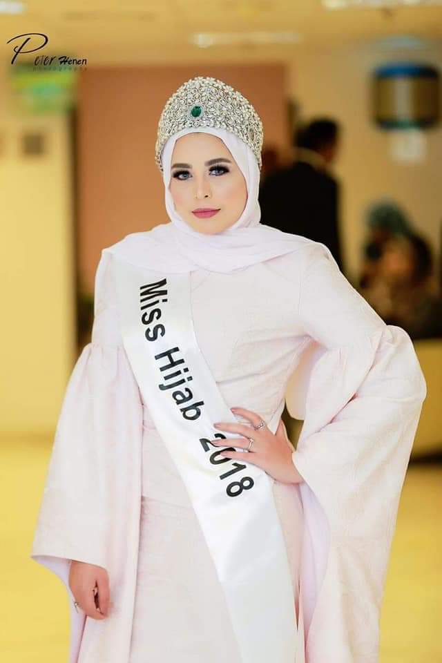 بالصور.. ”اية مكرم”ملكة جمال المحجبات تتألق بفستان مميز